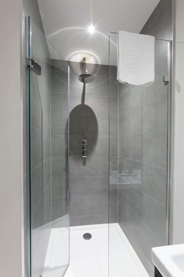 Immaculate Central Windsor Town House With Parking Екстер'єр фото