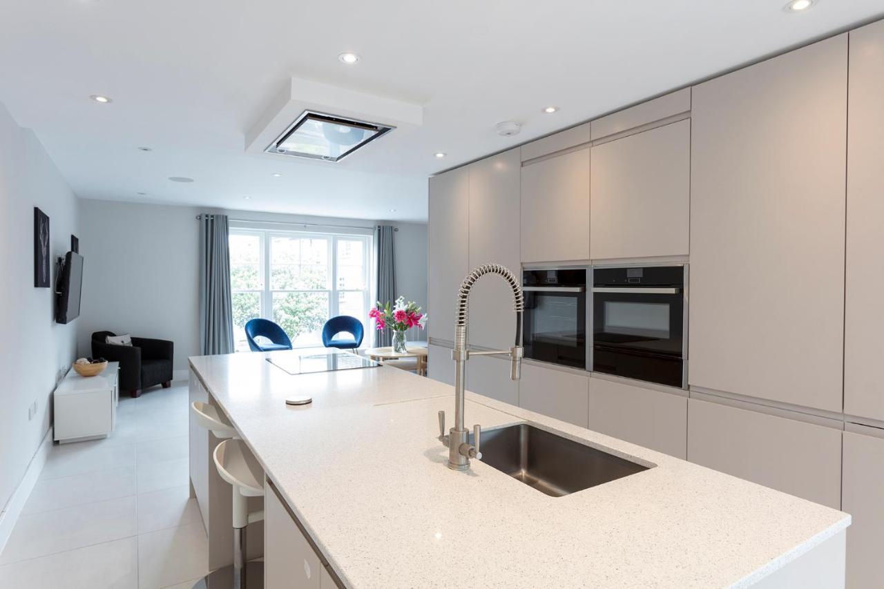 Immaculate Central Windsor Town House With Parking Екстер'єр фото