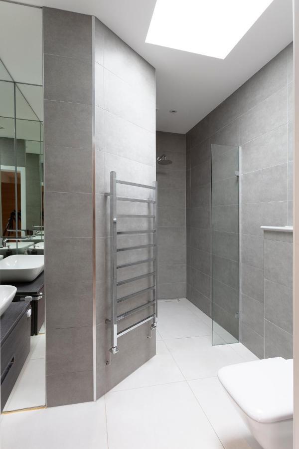 Immaculate Central Windsor Town House With Parking Екстер'єр фото
