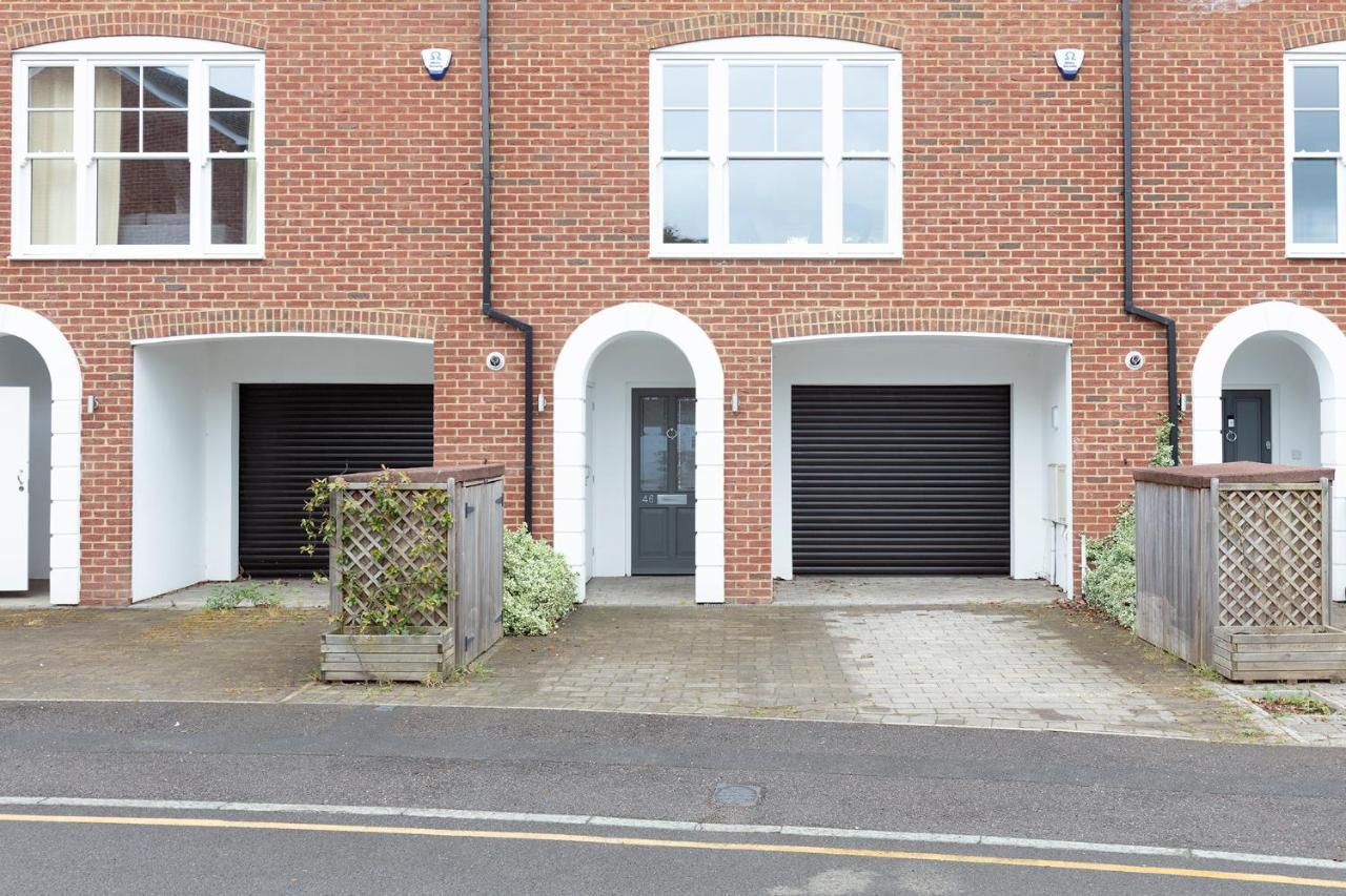 Immaculate Central Windsor Town House With Parking Екстер'єр фото