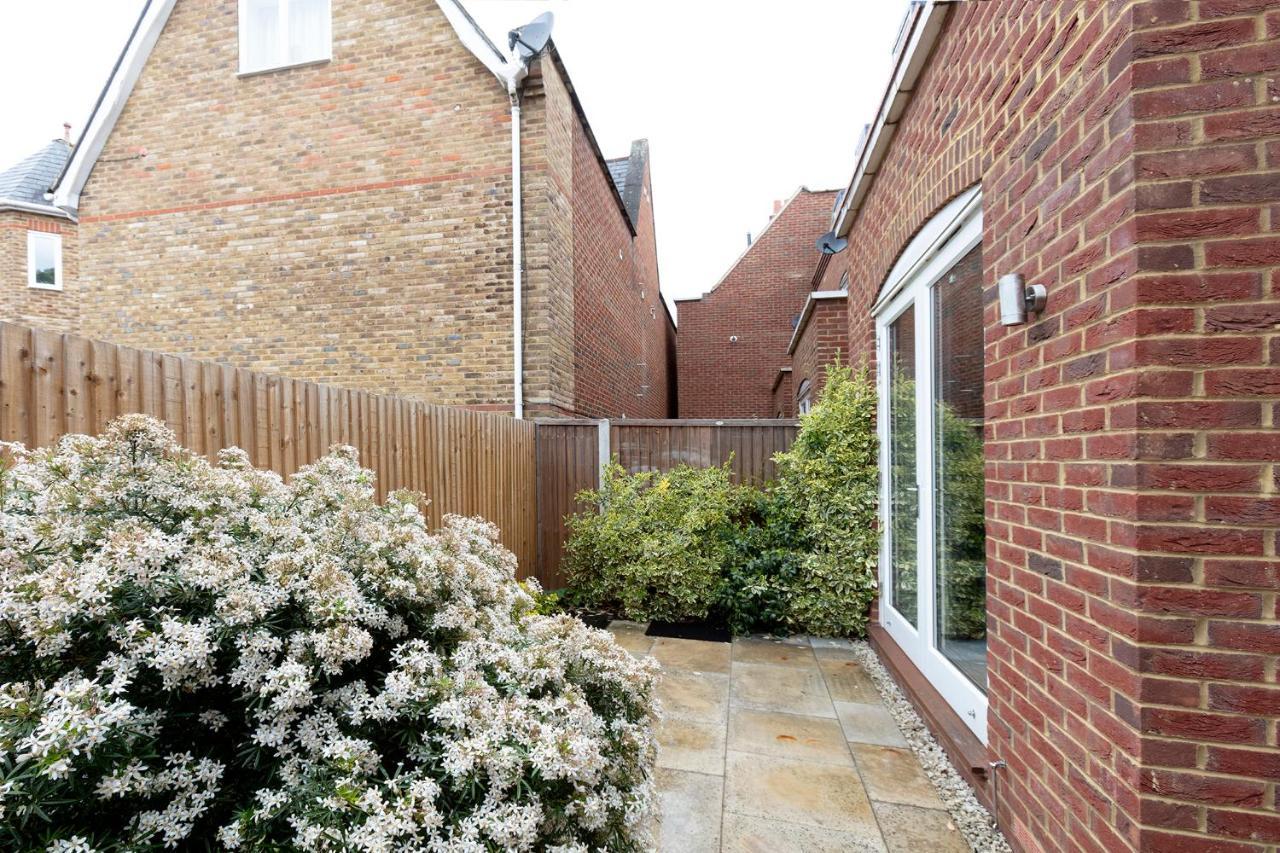 Immaculate Central Windsor Town House With Parking Екстер'єр фото