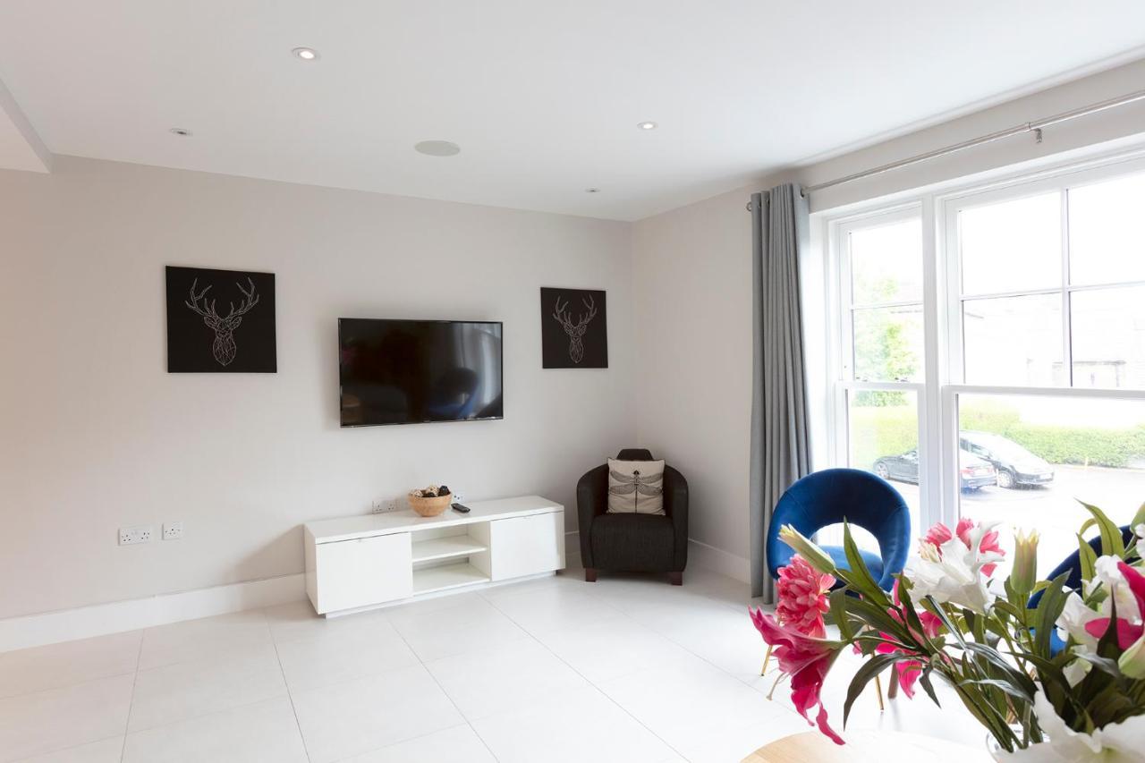 Immaculate Central Windsor Town House With Parking Екстер'єр фото