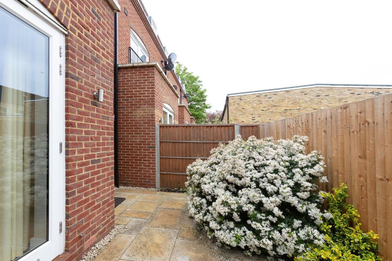 Immaculate Central Windsor Town House With Parking Екстер'єр фото