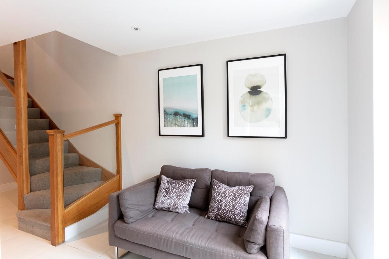 Immaculate Central Windsor Town House With Parking Екстер'єр фото