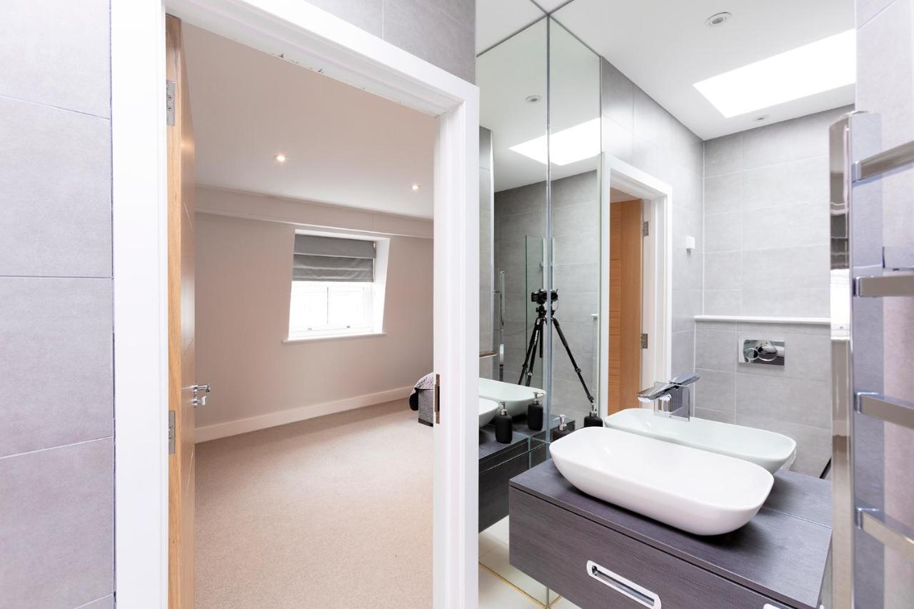 Immaculate Central Windsor Town House With Parking Екстер'єр фото