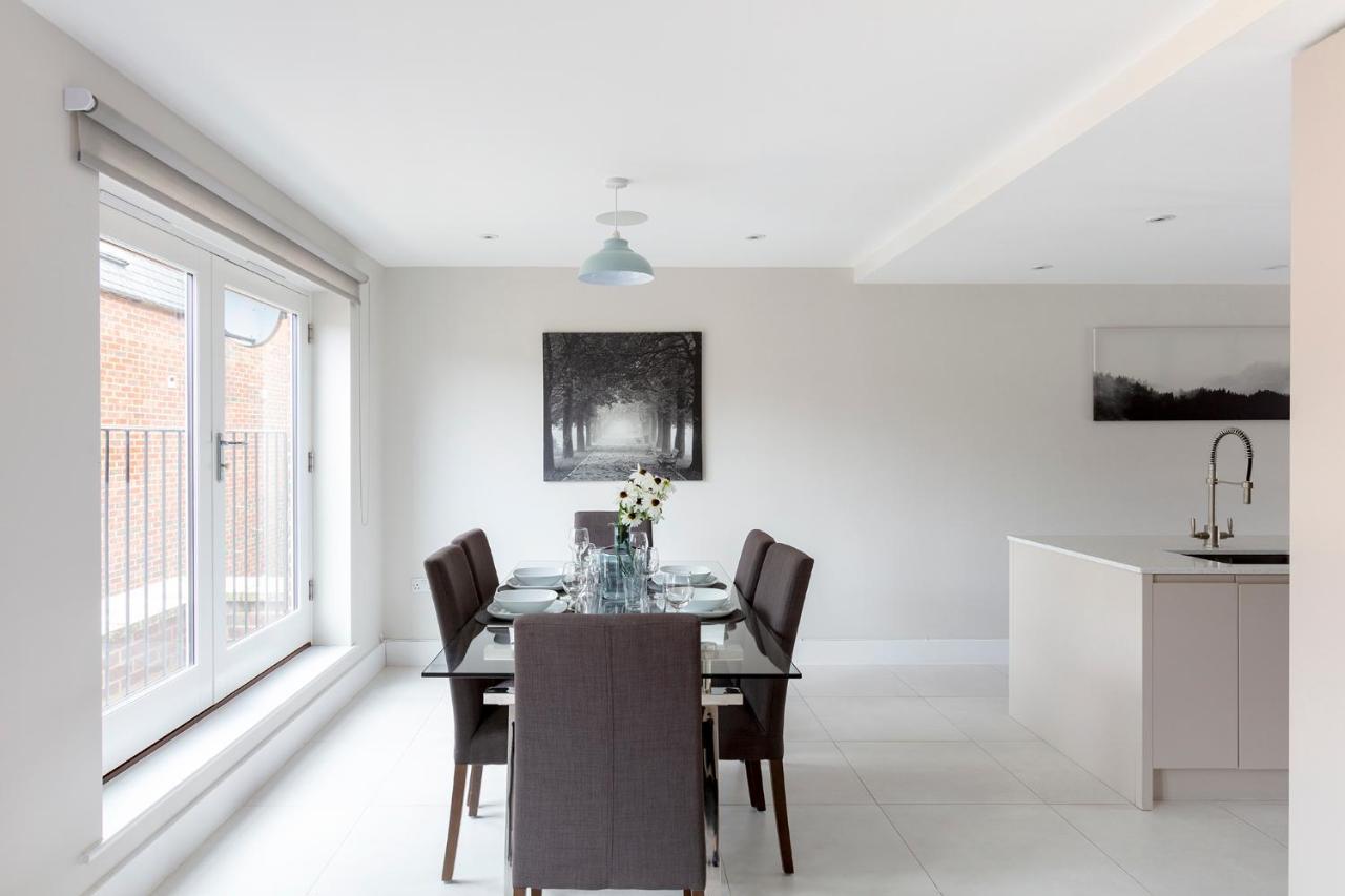 Immaculate Central Windsor Town House With Parking Екстер'єр фото