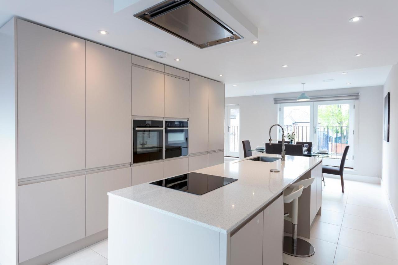 Immaculate Central Windsor Town House With Parking Екстер'єр фото