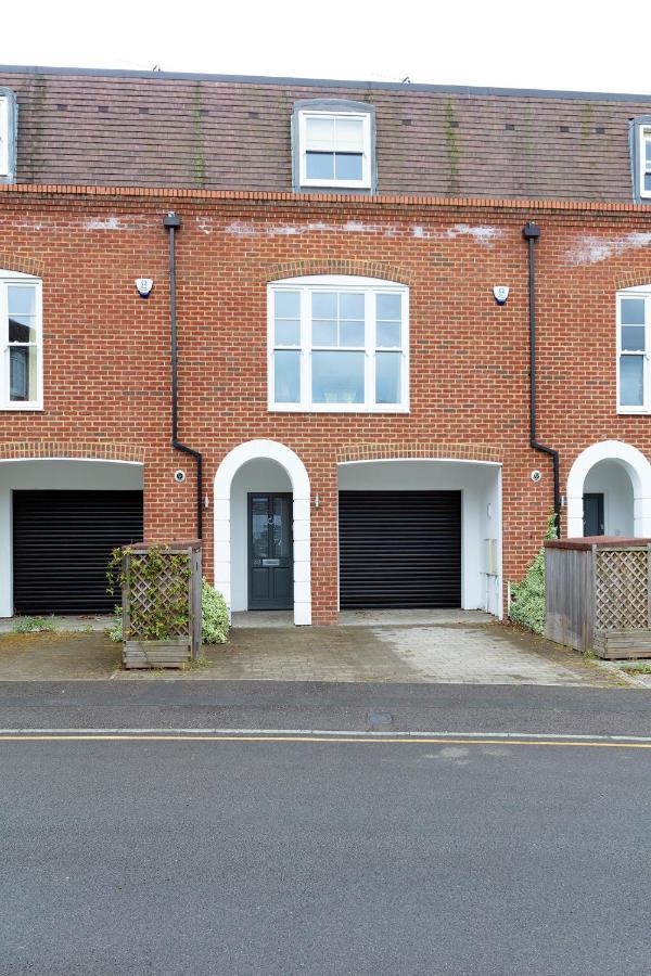Immaculate Central Windsor Town House With Parking Екстер'єр фото